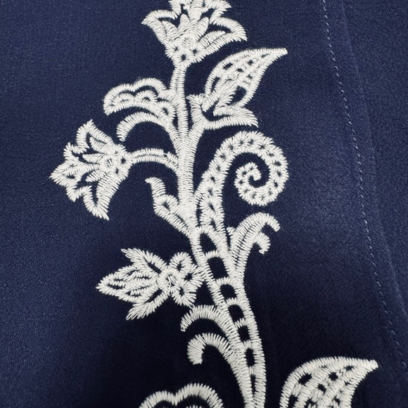 (NWT) Tale to Tell White and Navy Blue Embroidered Shift Dress Size Small - Picture 4 of 10